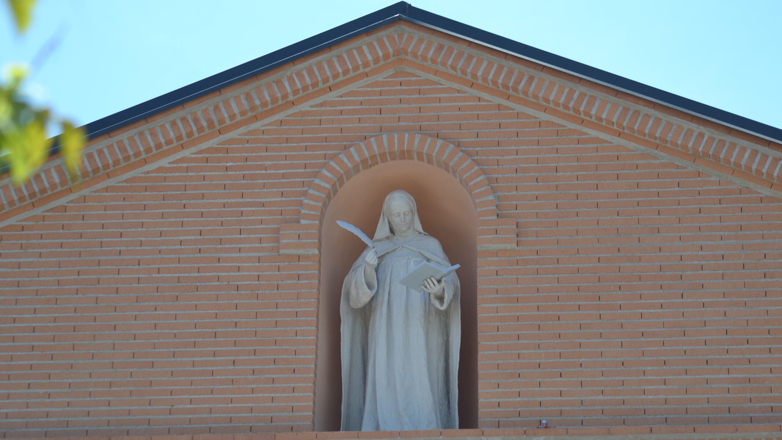 La fachada del nuevo templo de Santa Teresa de Jesús en La Garena ya tiene una escultura de su patrona: una obra realizada por la joven artista Elena Egea Aguado