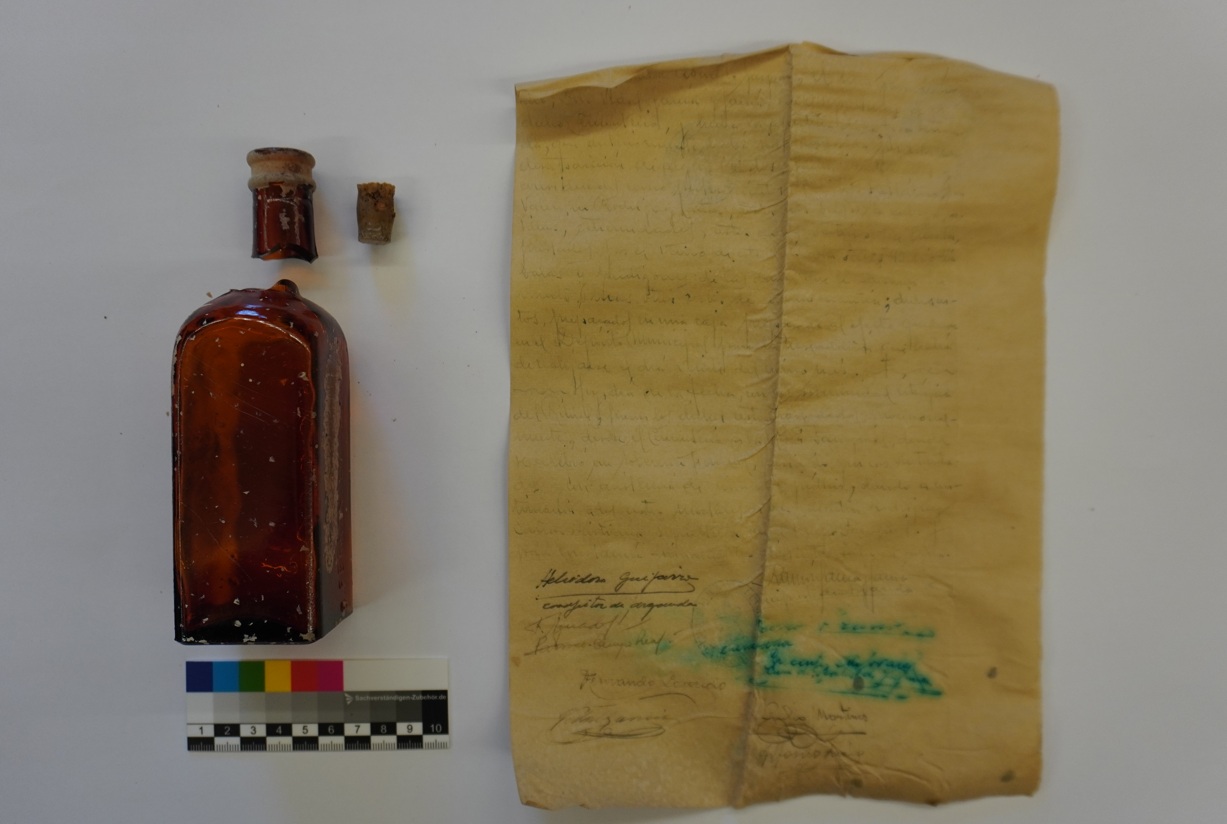 Hallan en la parroquia de Campo Real una botella de cristal con un documento que habla sobre el párroco, asesinado en julio de 1936