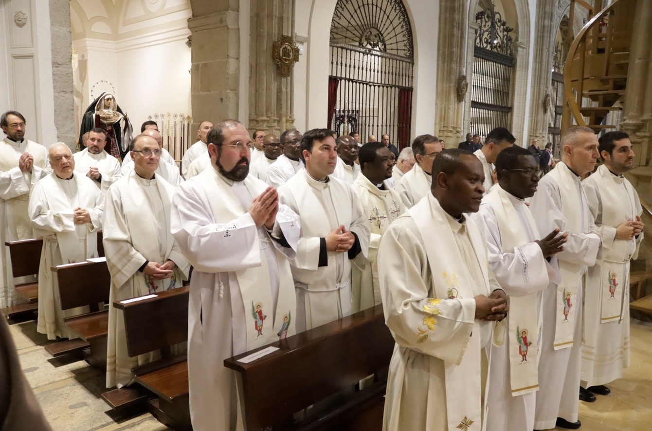clero sacerdotes misa crismal 2025 catedral magistral alcala de henares abril25