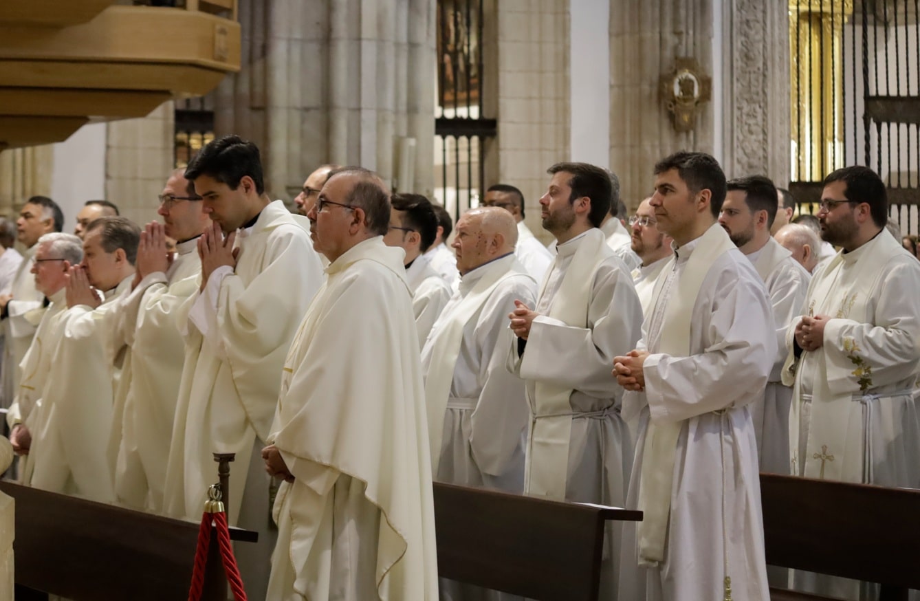 clero sacerdotes misa crismal diocesis alcala 2025