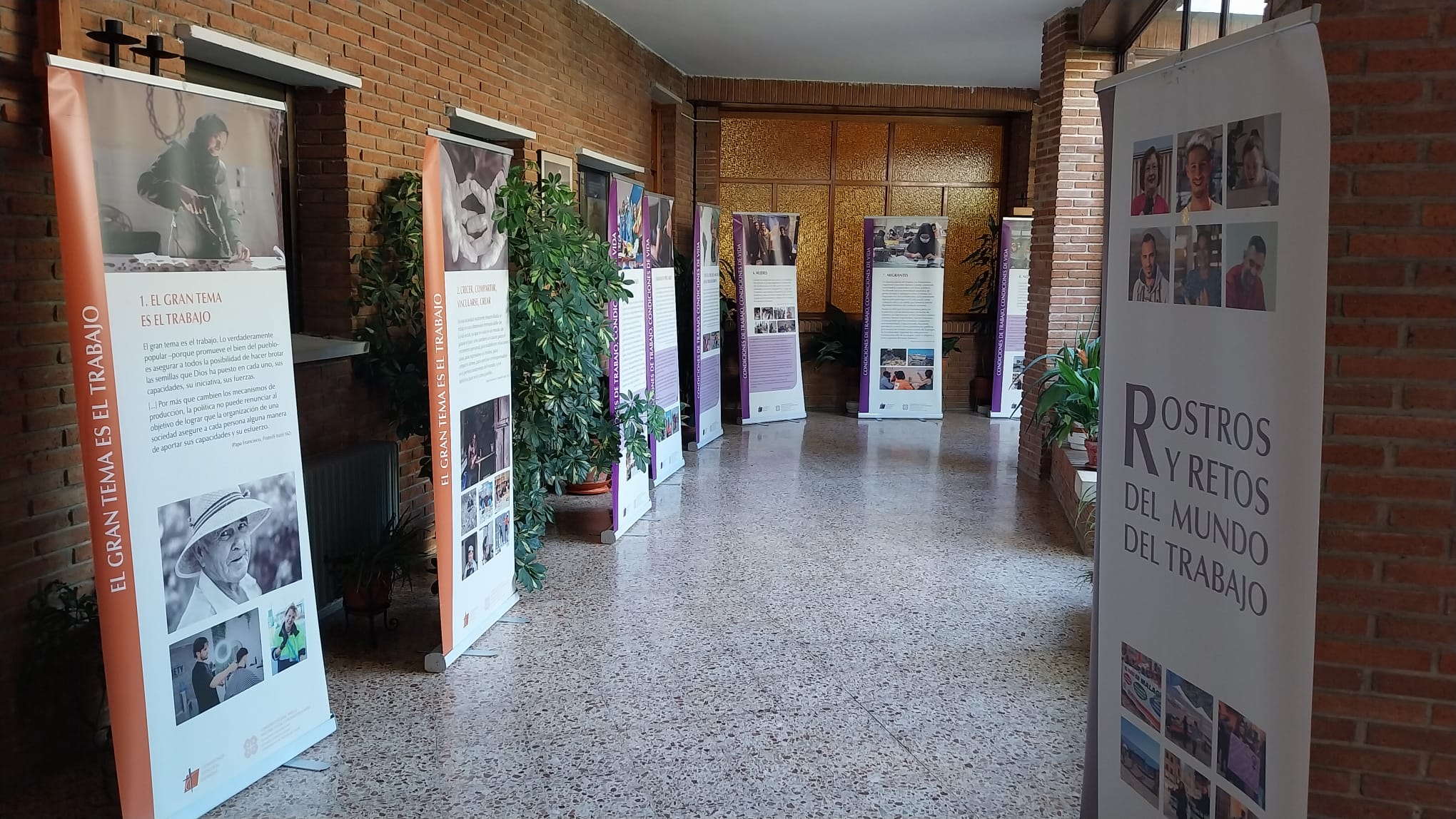 La exposición «Rostros y Retos del Mundo del Trabajo» de la Conferencia Episcopal Española llega a Alcalá de Henares