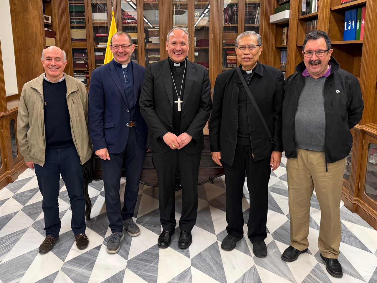 Los Superiores General y Provincial de los Misioneros de la Sagrada Familia mantienen un encuentro con el obispo