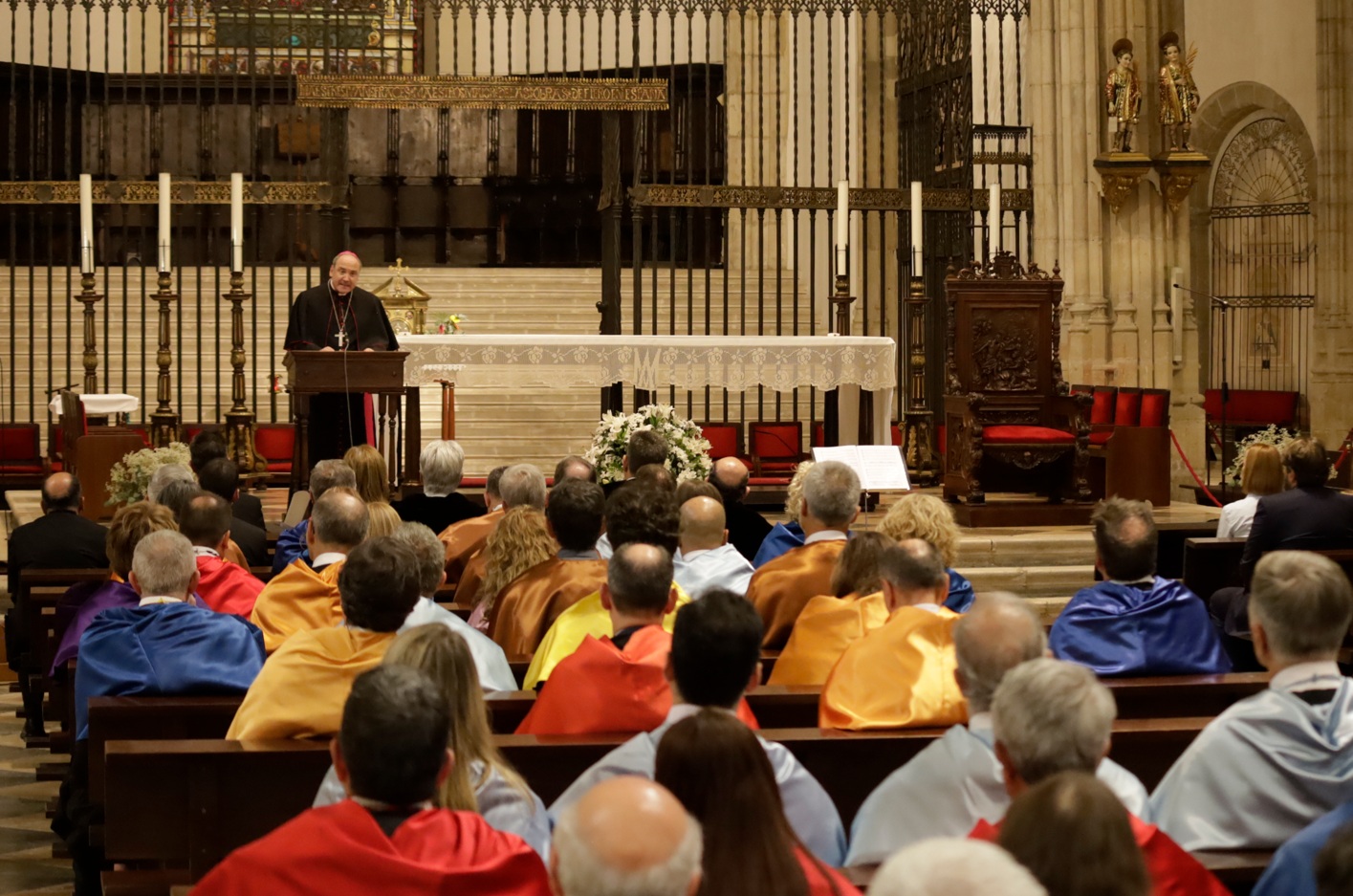 Mons. Prieto Lucena recibe en la Catedral-Magistral a la comitiva académica de la Universidad de Alcalá en la inauguración del curso 26/27