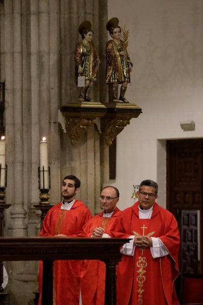 viernes santo 2025 catedral alcala sacerdotes santos niños
