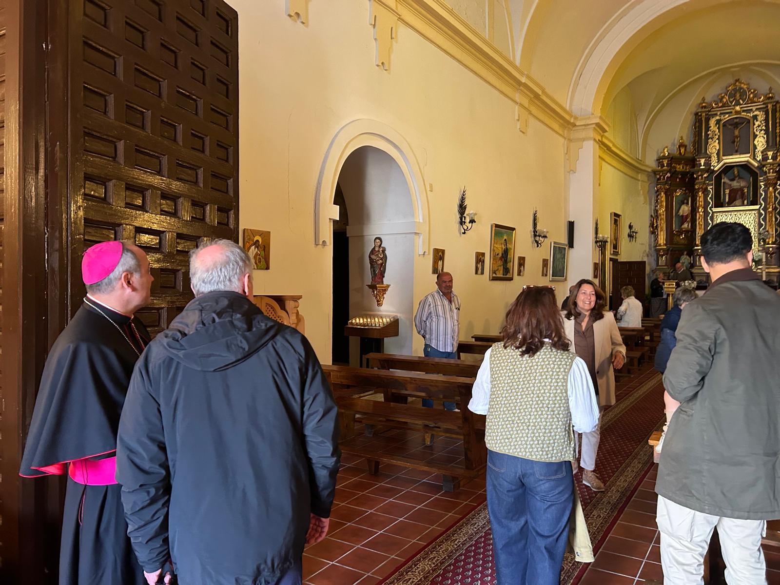 Mons. Antonio Prieto realiza una visita pastoral a la parroquia de San Pedro Apóstol, en Olmeda de las Fuentes